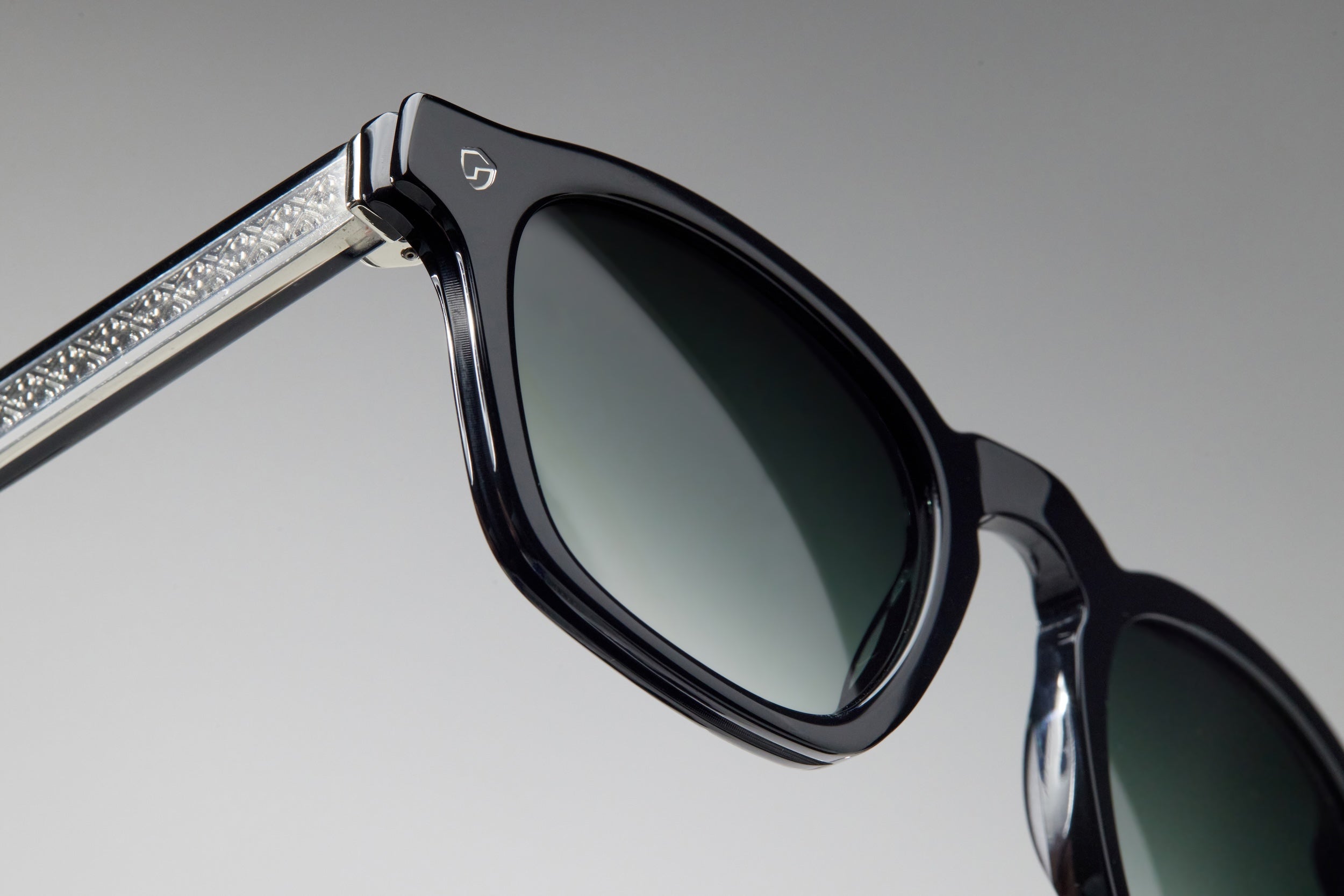 CHAPTER S - BLACK / GRADIENT G15